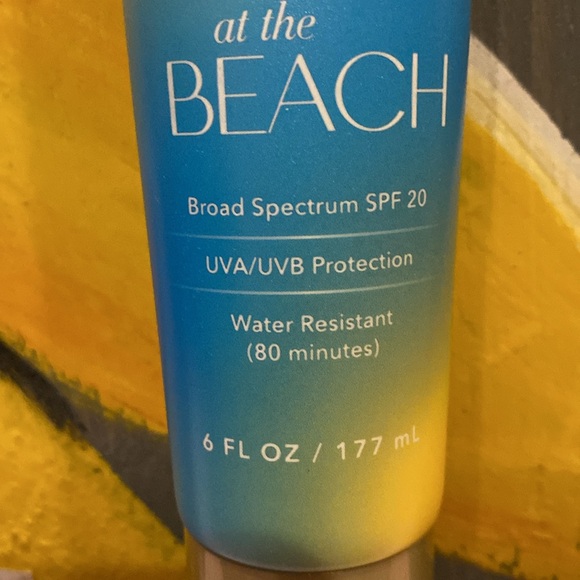 AT THE BEACH🏝️SUNSCREEN BROAD SPECTRUM SPF 20UVA/UVB Protection
Water Resistant - Picture 5 of 9